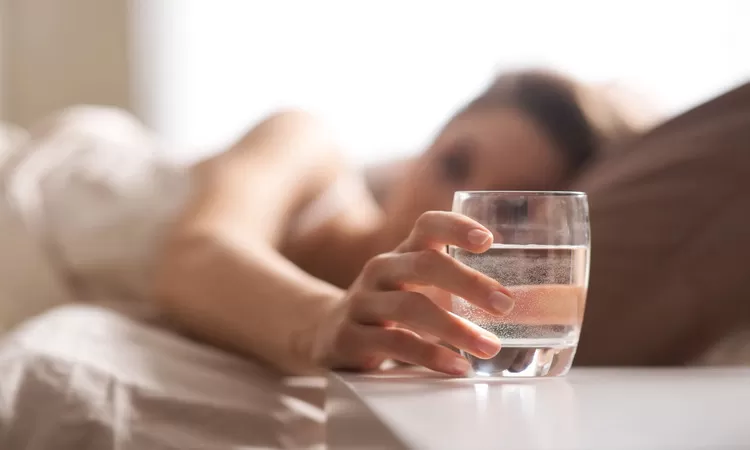 Minum Air Hangat Setelah Bangun Tidur: Kebiasaan Sederhana untuk Detoks Alami