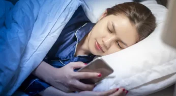 Inilah 3 Alasan Kenapa Main HP Sebelum Tidur Bikin Susah Terlelap