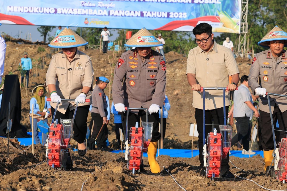 Polri dan Ponpes Gelar Penanaman Jagung Serentak di Jatim