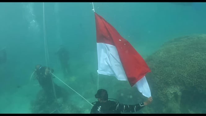 TNI AL Kibarkan Merah Putih di Bawah Laut Selat Sunda