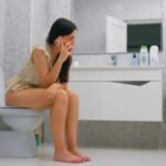 Bahaya Membawa Ponsel ke Toilet Saat BAB: Studi Ungkap Risiko Wasir