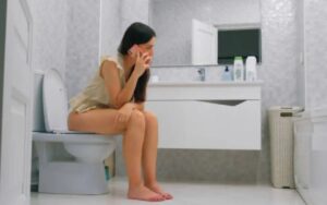 Bahaya Membawa Ponsel ke Toilet Saat BAB: Studi Ungkap Risiko Wasir