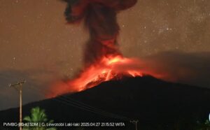 Gunung Lewotobi Laki-laki Meletus 8 Kali dalam Sehari, Status Awas Level IV