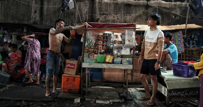 Pedagang Kecil Penjaringan Gantungkan Asa di Bawah Kolong Tol