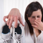 Musim hujan kerap membawa tantangan kecil yang berdampak besar pada kenyamanan sehari-hari. Kaki yang sering terkena air hujan