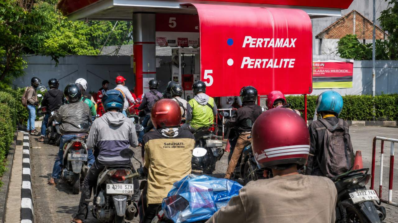 Saat Pertamax Melonjak, Pengendara Harus Memilih Bertahan atau Berhemat?